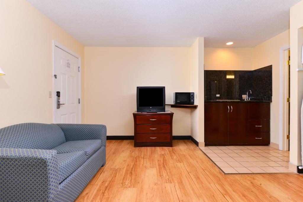 Tower Inn And Suites Of Guilford / Madison Экстерьер фото
