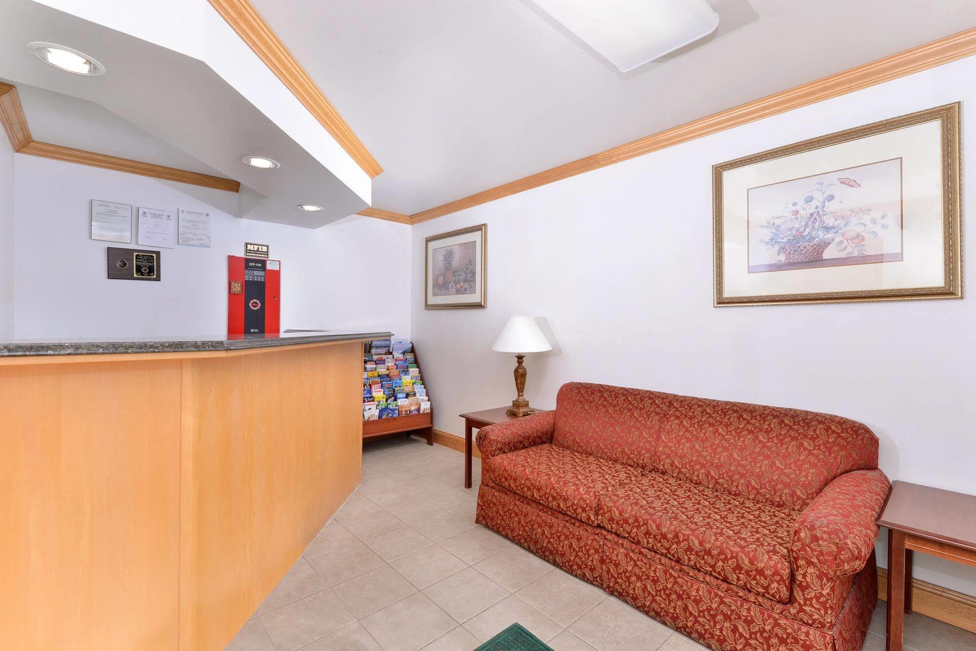 Tower Inn And Suites Of Guilford / Madison Экстерьер фото