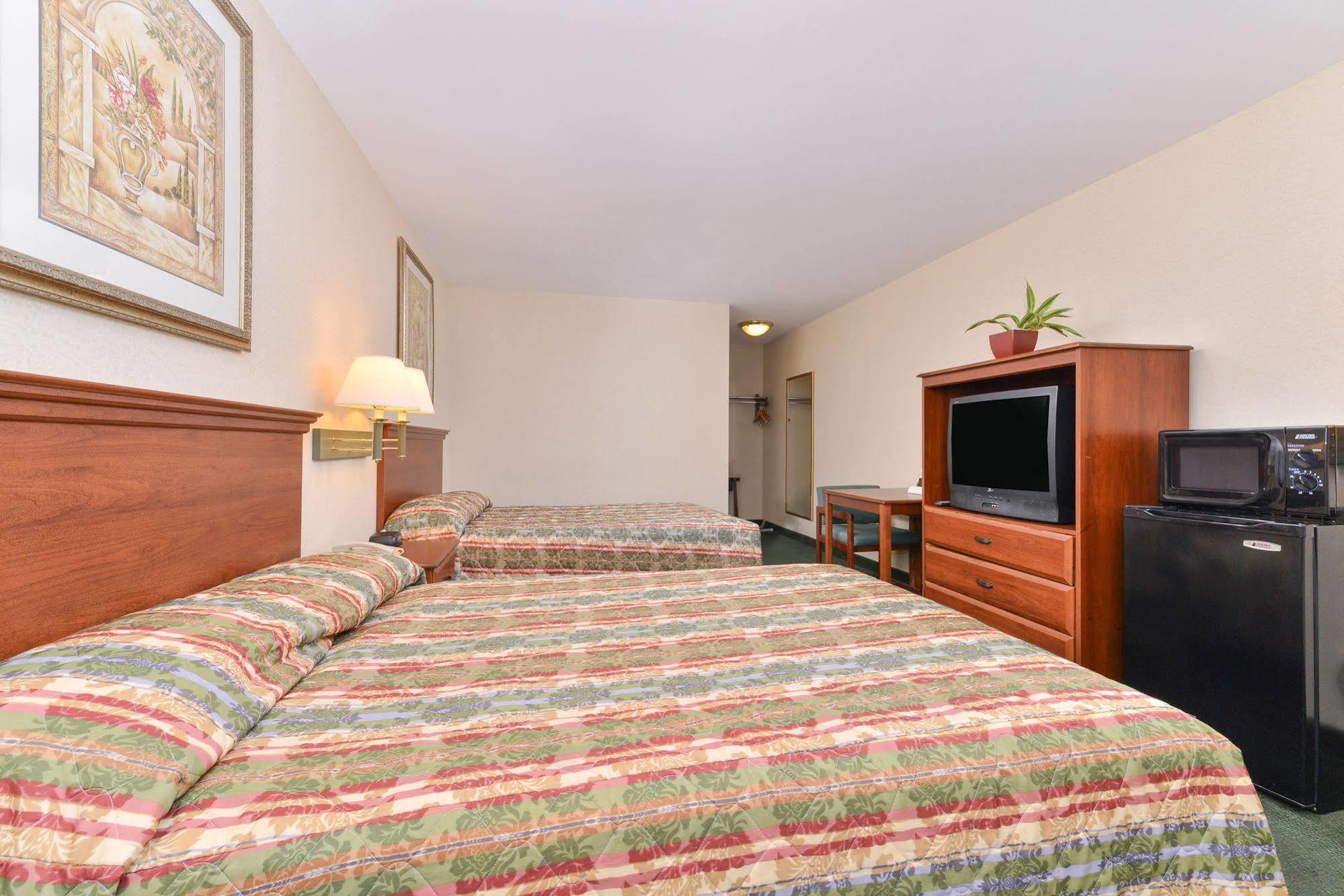 Tower Inn And Suites Of Guilford / Madison Экстерьер фото